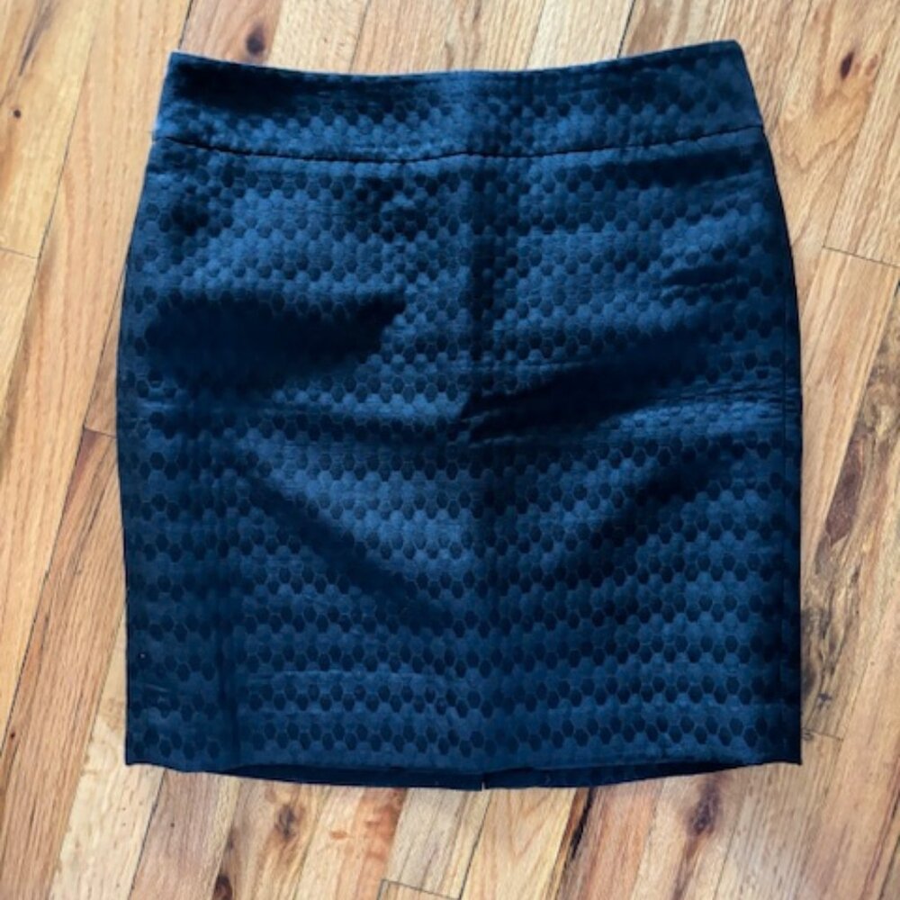 WOMANS LOFT KNEE LENGTH SKIRT SIZE 4